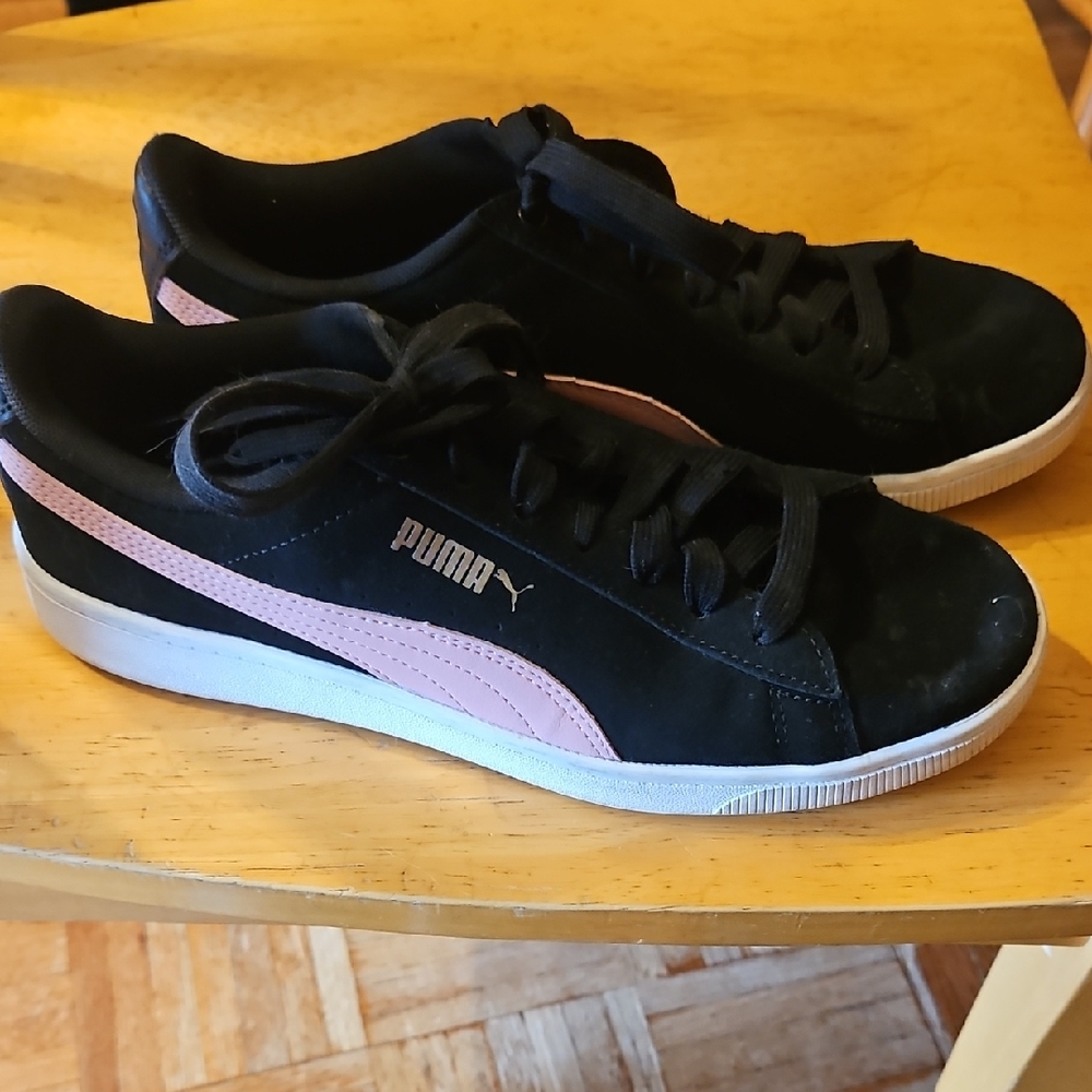 Puma Black and Pink Sneakers Sleek Suede Design
